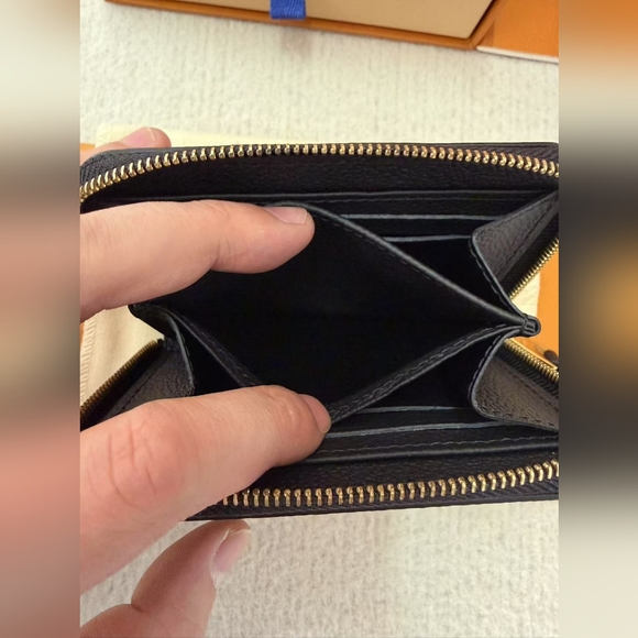 Louis Vuitton Zippy Coin Purse - Picture 12 of 16